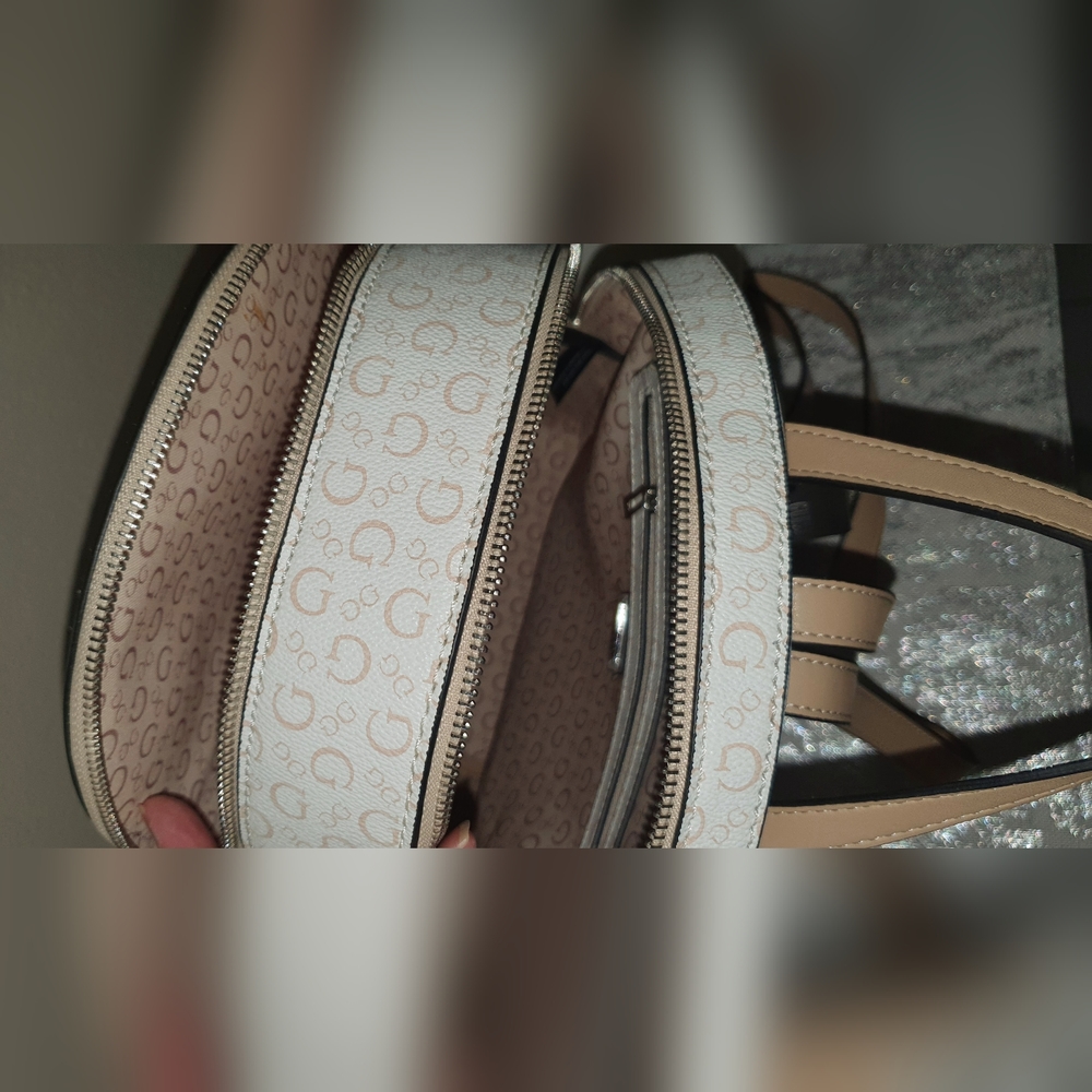 GUESS - Picture 9 of 10